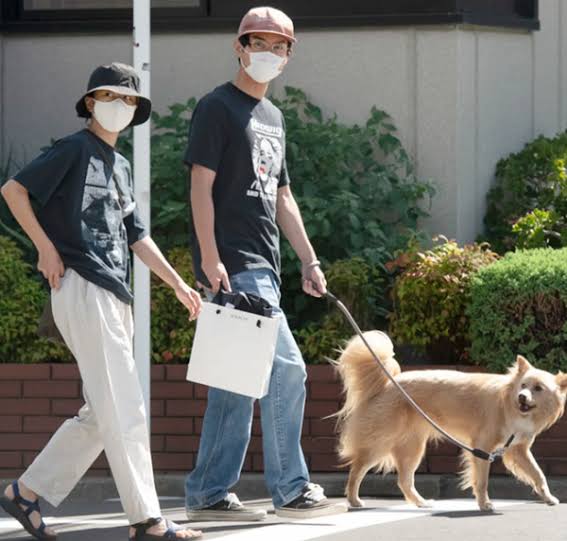 犬を連れた男女