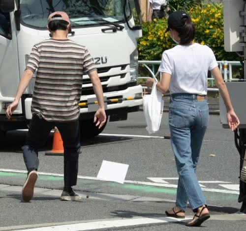 男女の後ろ姿