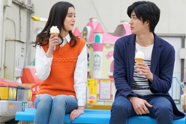アイスを食べる男女