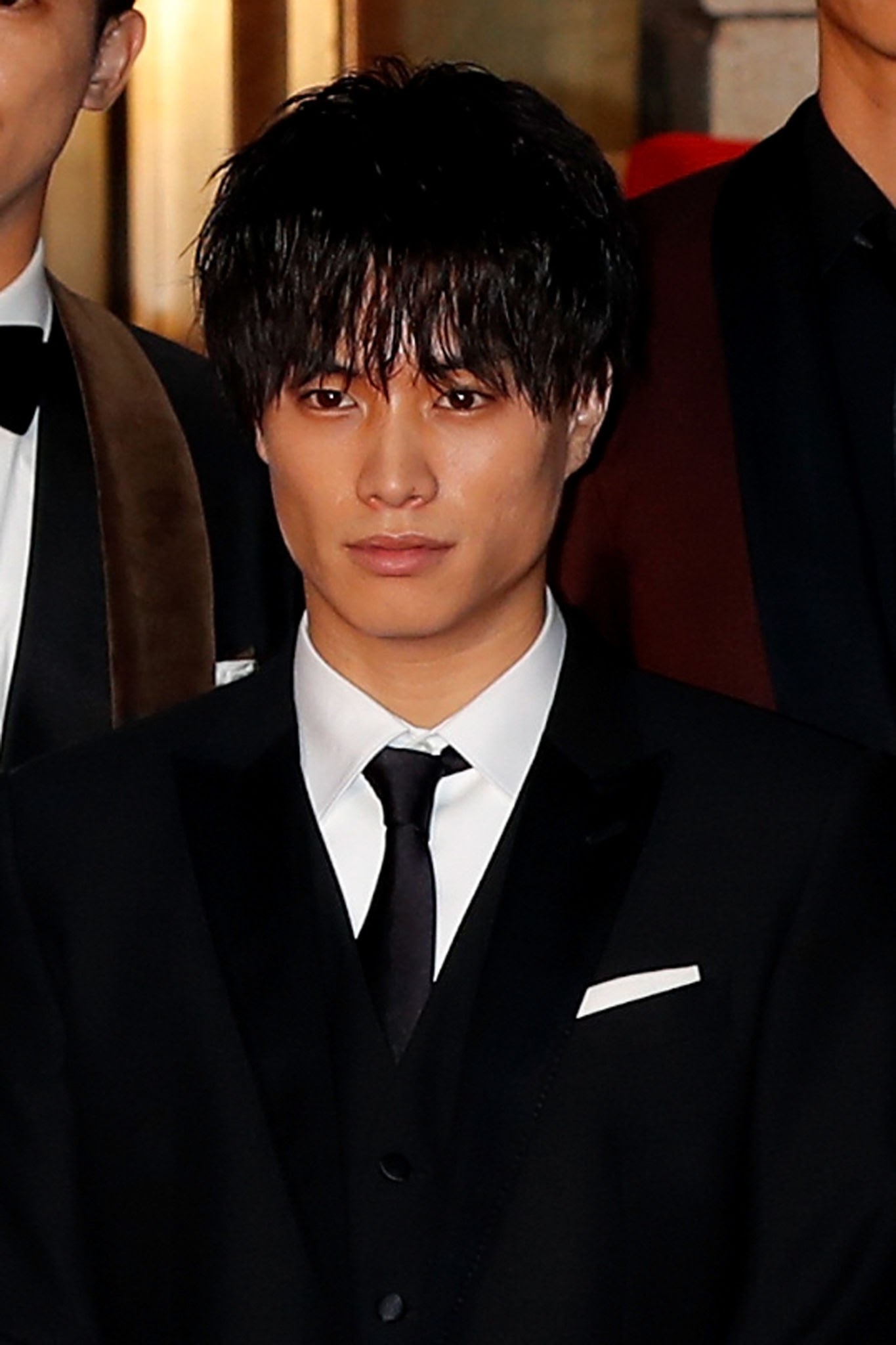 前を向く男性