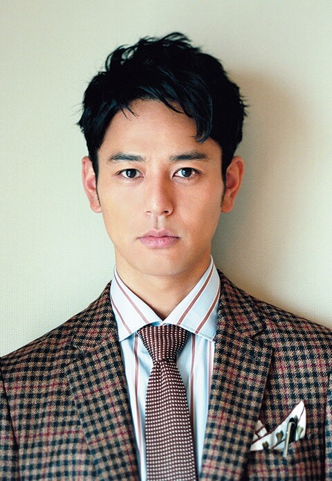 正面を向く男性