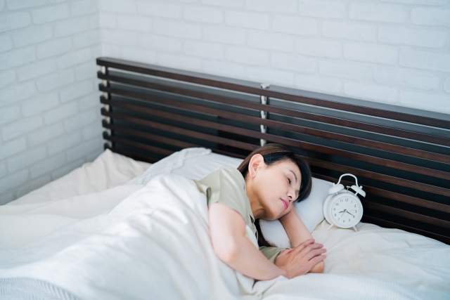 眠る女性