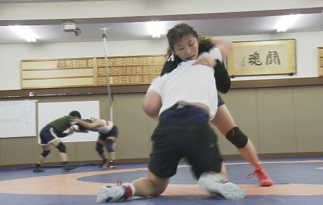 早稲田大学のレスリング場でトレーニングをする須﨑優衣さん