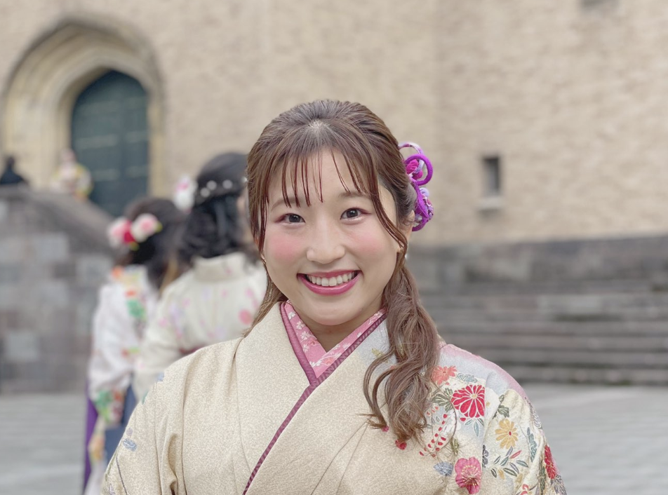 早稲田大学の卒業式で和服を着た須﨑優衣さん
